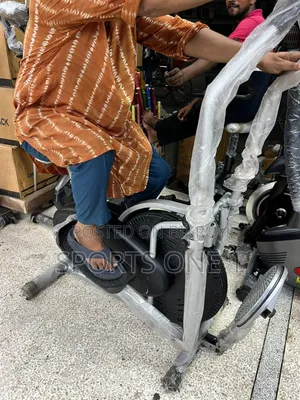 ক্রস ট্রেইনার। ডিসপ্লে প্রোডাক্টস