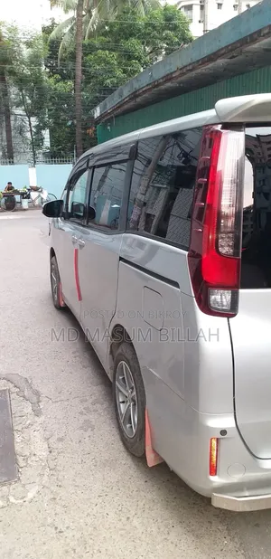 Toyota Noah 2.0 Front-Wheel Drive (8 Seater) 2014 Silver