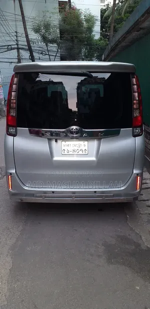 Toyota Noah 2.0 Front-Wheel Drive (8 Seater) 2014 Silver