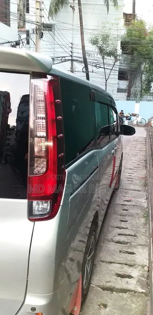Toyota Noah 2.0 Front-Wheel Drive (8 Seater) 2014 Silver