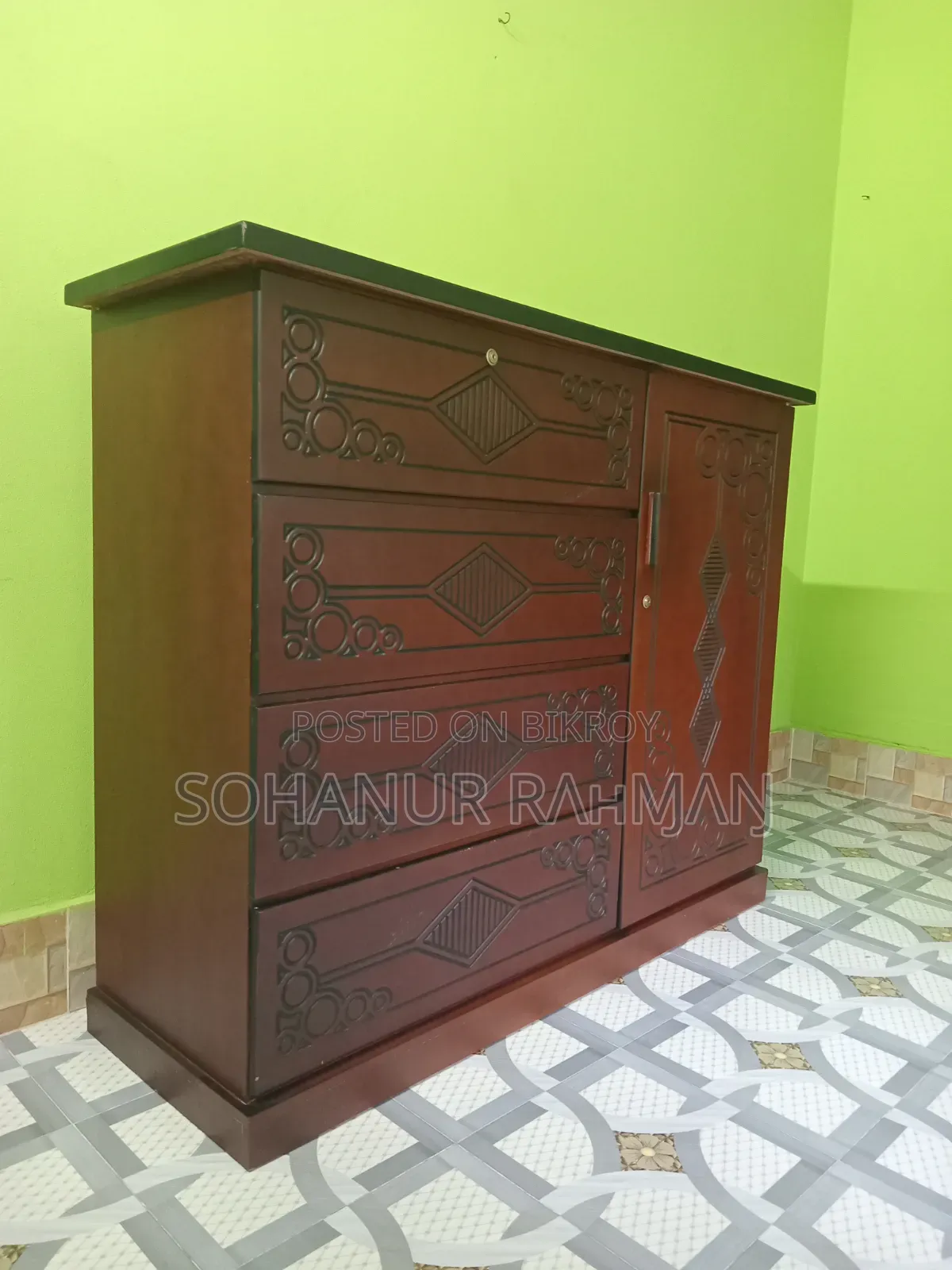 ওয়্যার্ডব। প্রসেসিং উডের তৈরি। সম্পূর্ণ নতুন ব্যবহার করা হয়নি মাত্র ৫ মাস বয়স। কোথাও কোন সমস্যা নাই। লোকেশনে এসে দেখেশুনে নিতে পারবেন।আলোচনা সাপেক্ষে বিক্রয় করা হবে, ধন্যবাদ। মোবাইল নাম্বার : 01312533016