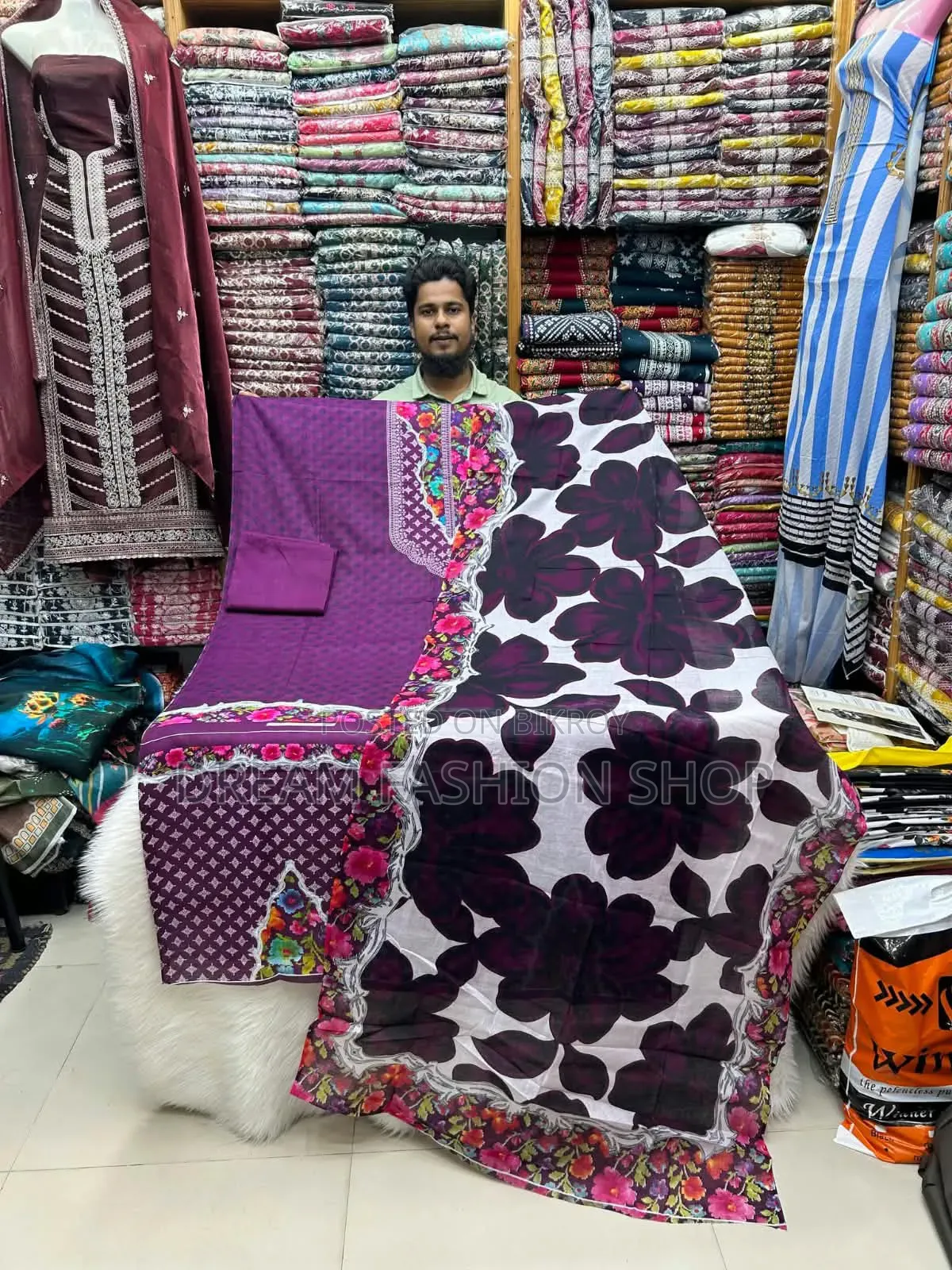 থ্রিপিস পাইকারি বিক্রি করা হয়।