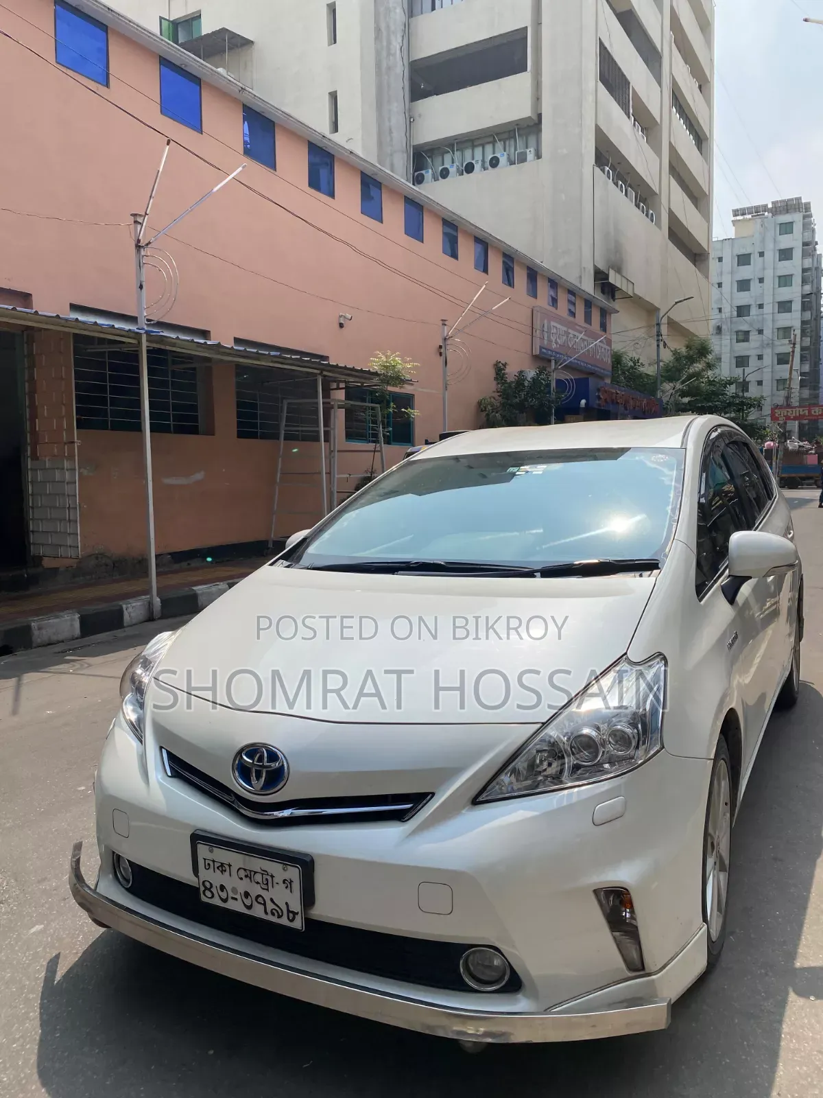 Toyota Prius Five 4-door Hatchback (1.8L 4-cylinder gas/electric hybrid CVT)