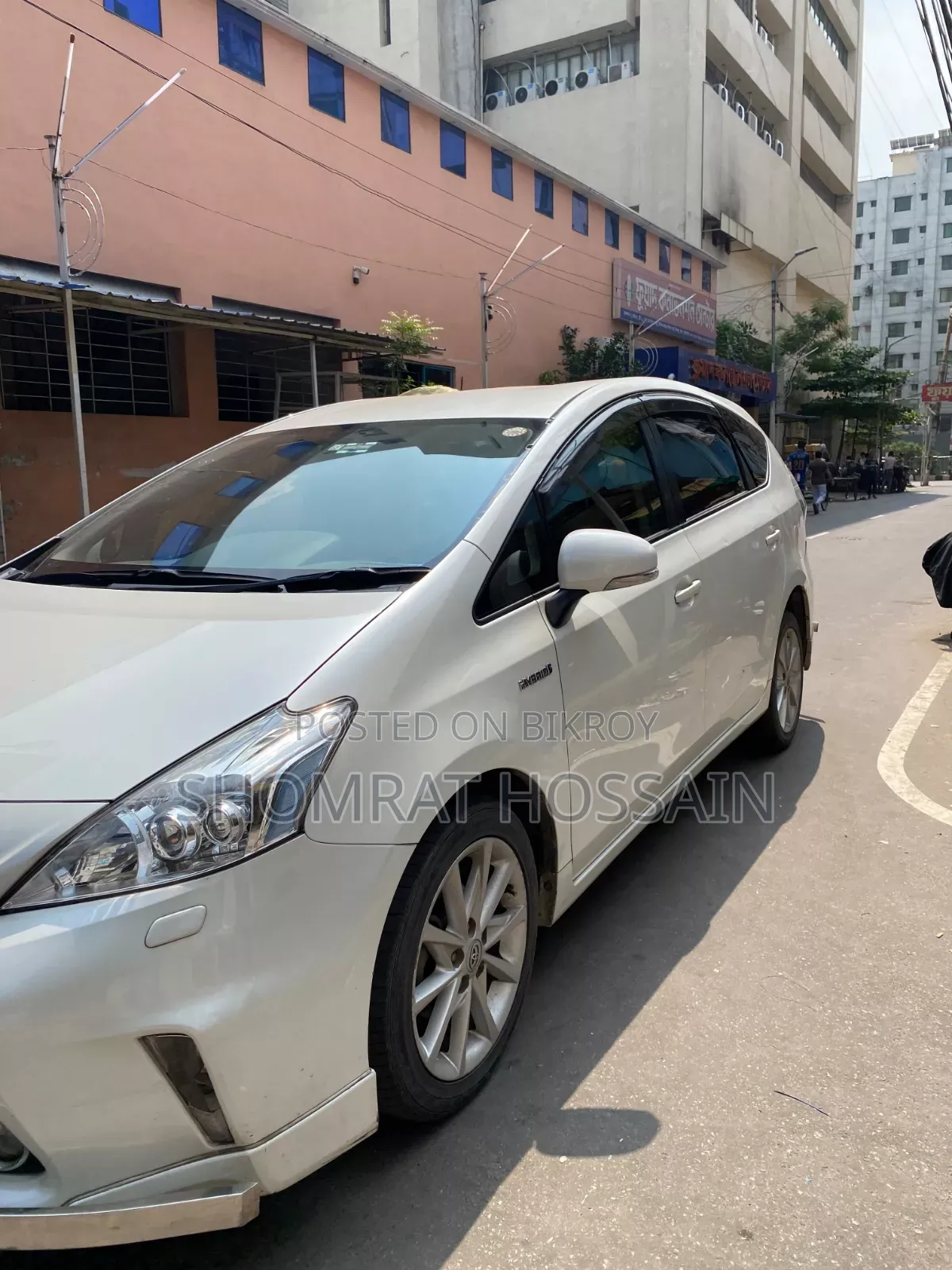 Toyota Prius Five 4-door Hatchback (1.8L 4-cylinder gas/electric hybrid CVT)