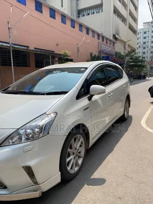 Toyota Prius Five 4-door Hatchback (1.8L 4-cylinder gas/electric hybrid CVT)