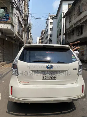 Toyota Prius Five 4-door Hatchback (1.8L 4-cylinder gas/electric hybrid CVT)