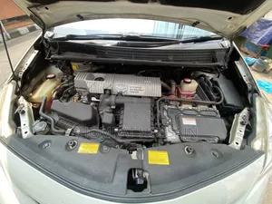 Toyota Prius Five 4-door Hatchback (1.8L 4-cylinder gas/electric hybrid CVT)