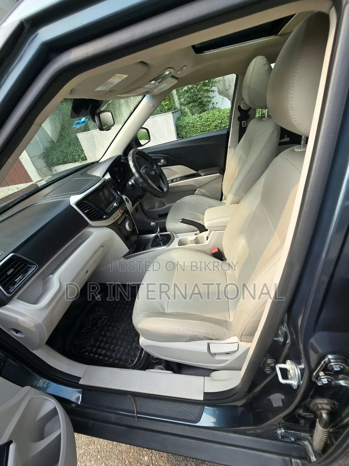 Mahindra XUV500 2021 Gray