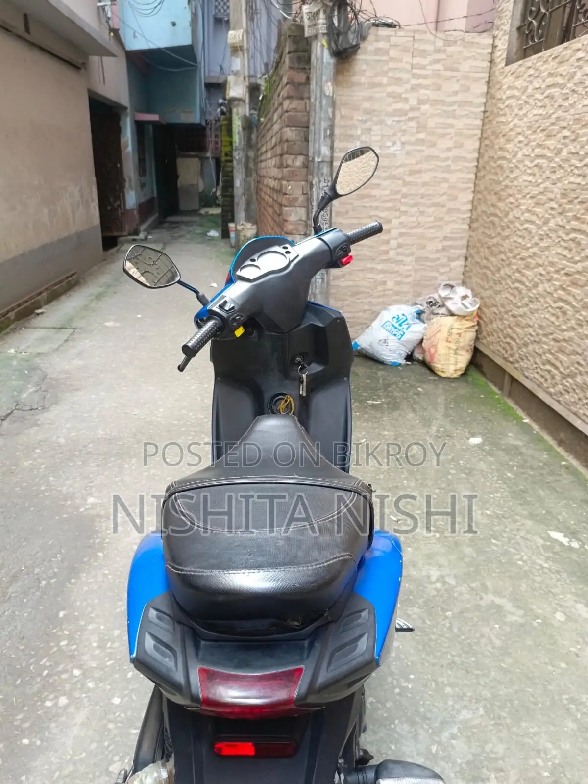 এপ্রিলিয়া এসআর ২০২০ নীল