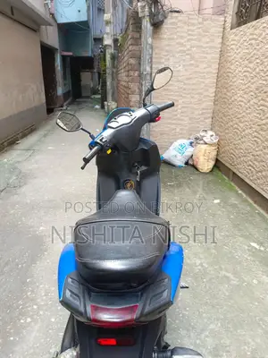 এপ্রিলিয়া এসআর ২০২০ নীল