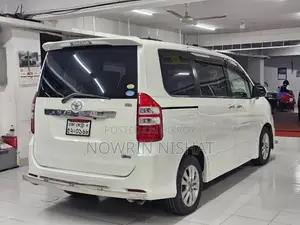 Toyota Noah 2.0 AWD (7 Seater) 2015 Pearl