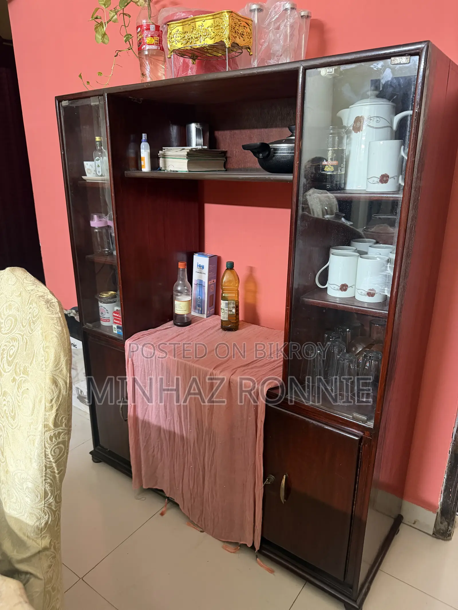 শোকেস, আলমারি, টেবিল ইত্যাদি
