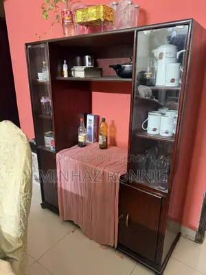 শোকেস, আলমারি, টেবিল ইত্যাদি