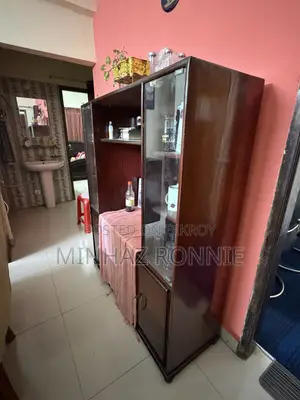 শোকেস, আলমারি, টেবিল ইত্যাদি