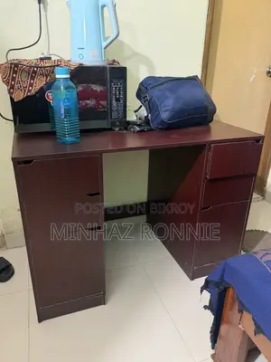 শোকেস, আলমারি, টেবিল ইত্যাদি