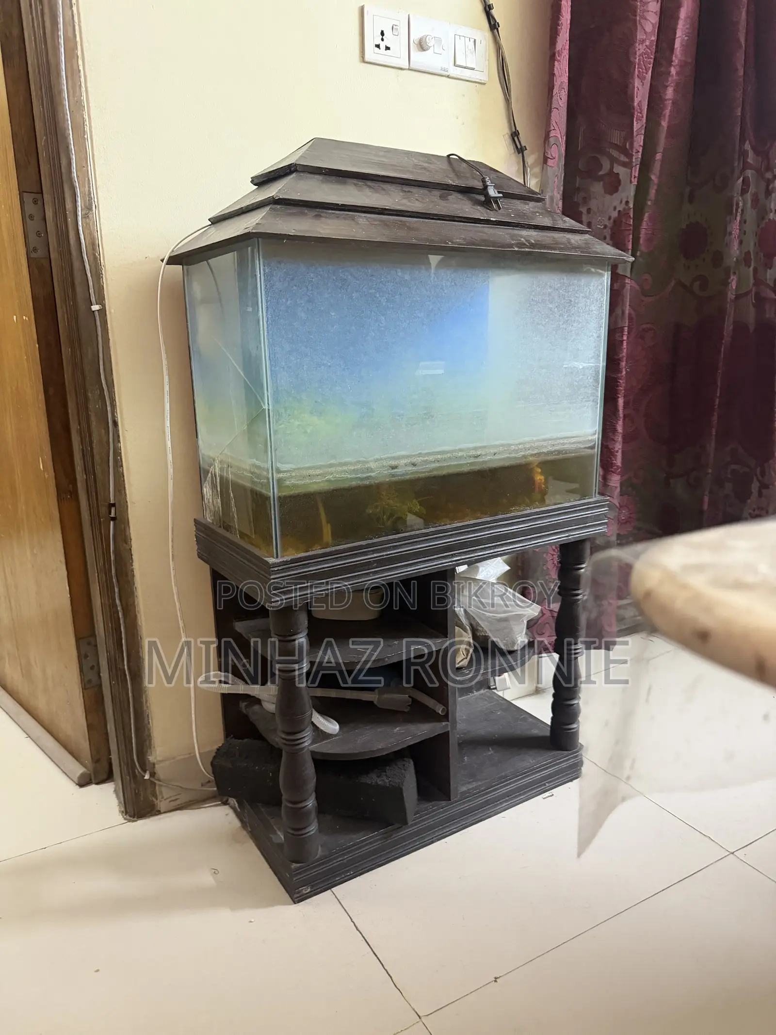 শোকেস, আলমারি, টেবিল ইত্যাদি