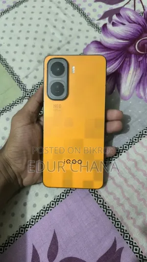 আইকিউওও ১১ ২৫৬ জিবি কমলা