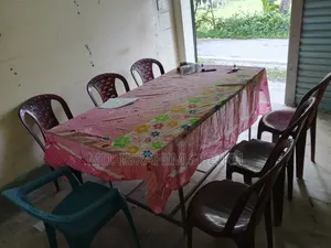 চেয়ার এবং টেবিল