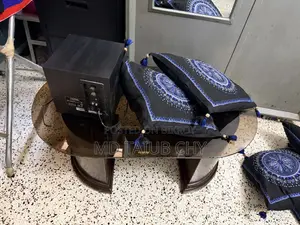 সেন্টার টেবিল সহ ভেলভেট সোফা