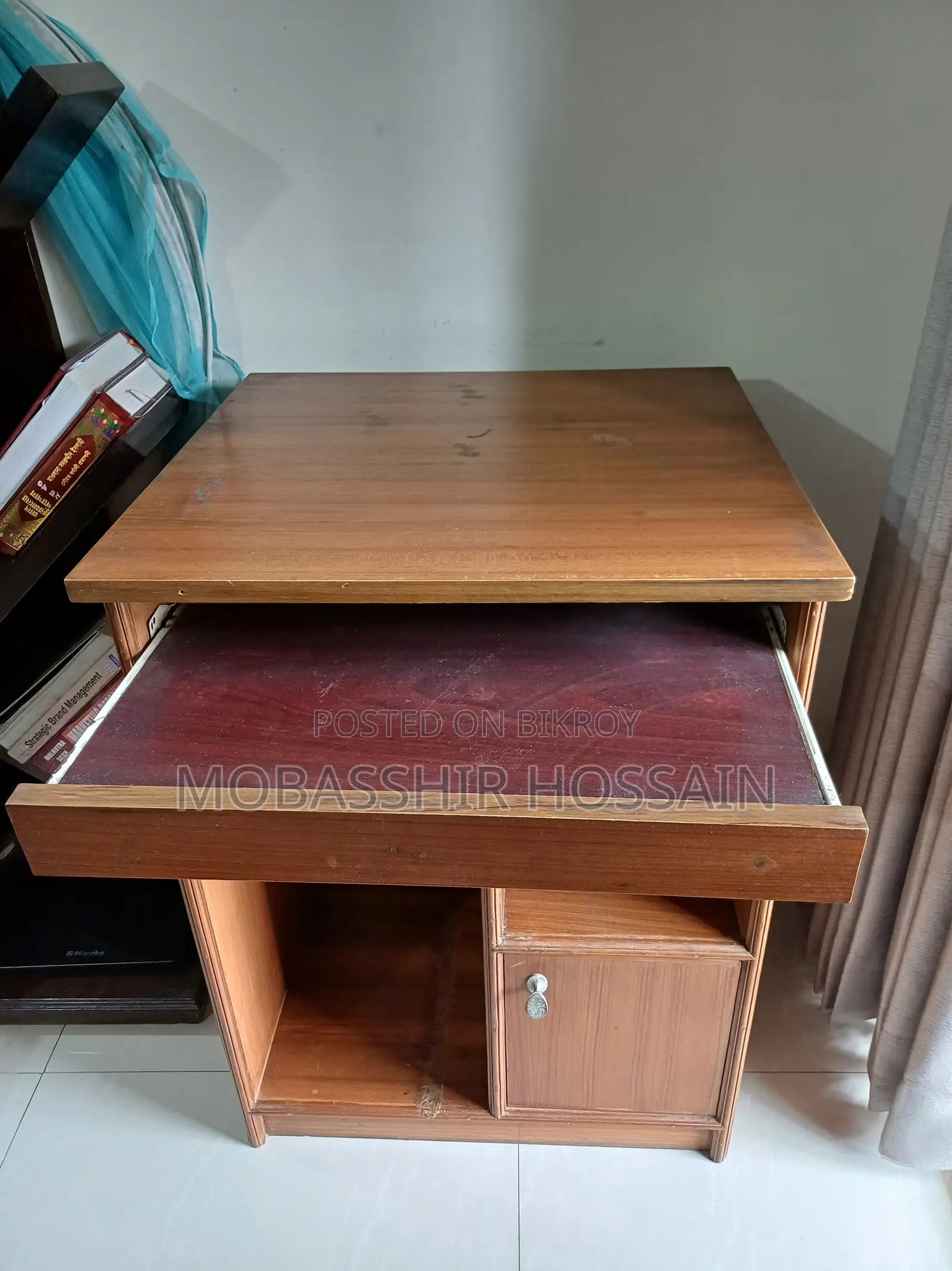 Compact Computer Table
