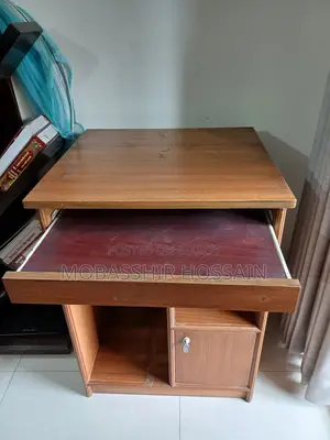 Compact Computer Table