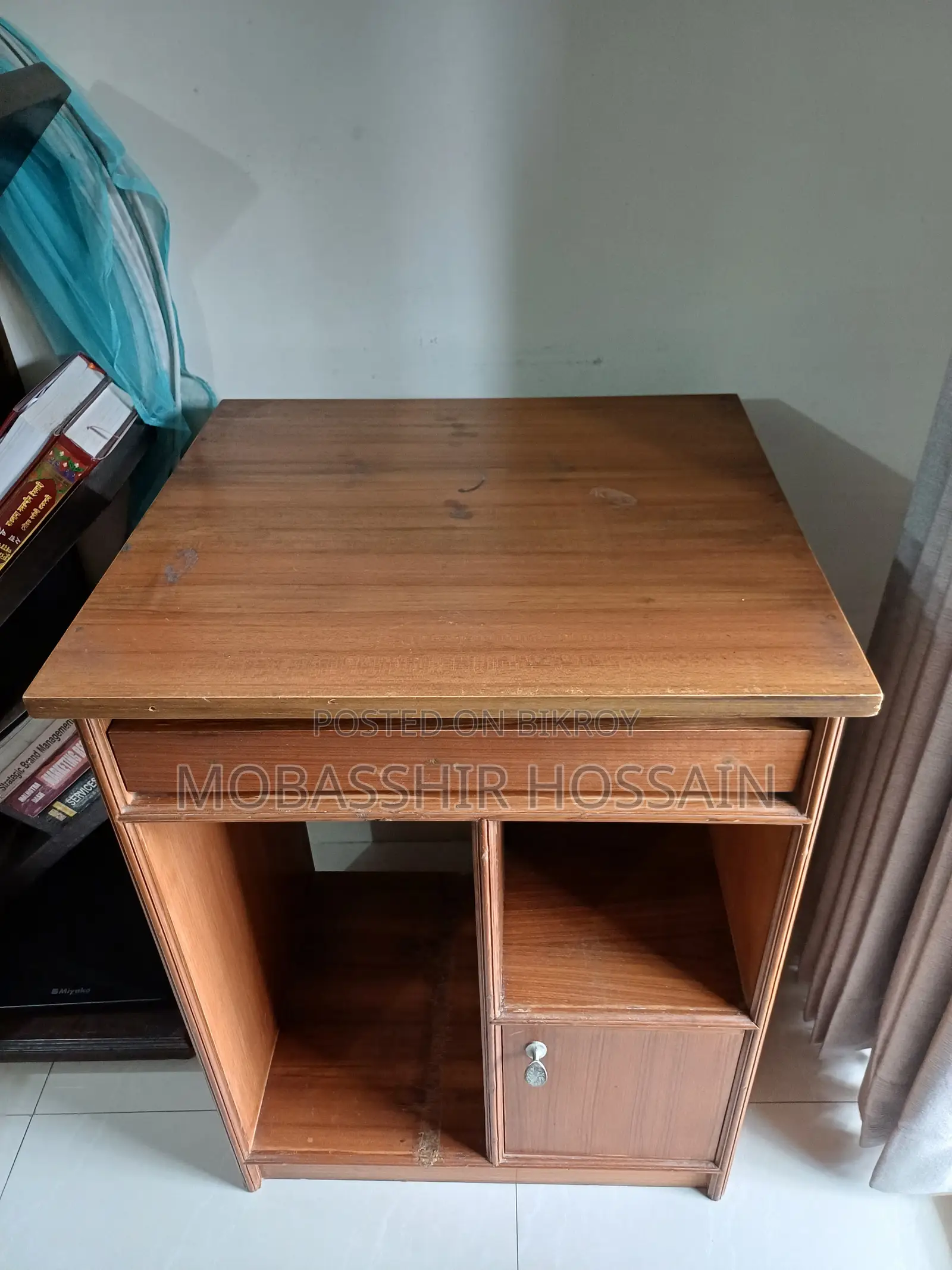 Compact Computer Table