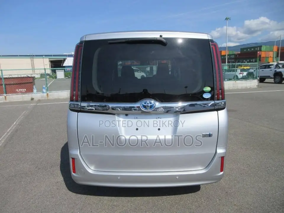 Toyota Noah 1.8 Front-Wheel Drive Hybrid 7-Seater 2021 Silver