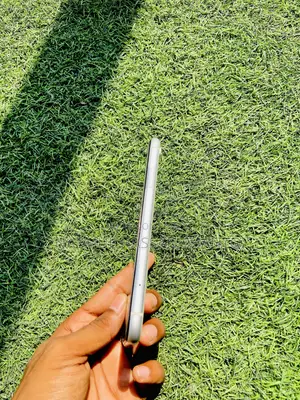 অ্যাপল আইফোন এক্সআর ১২৮ জিবি হোয়াইট