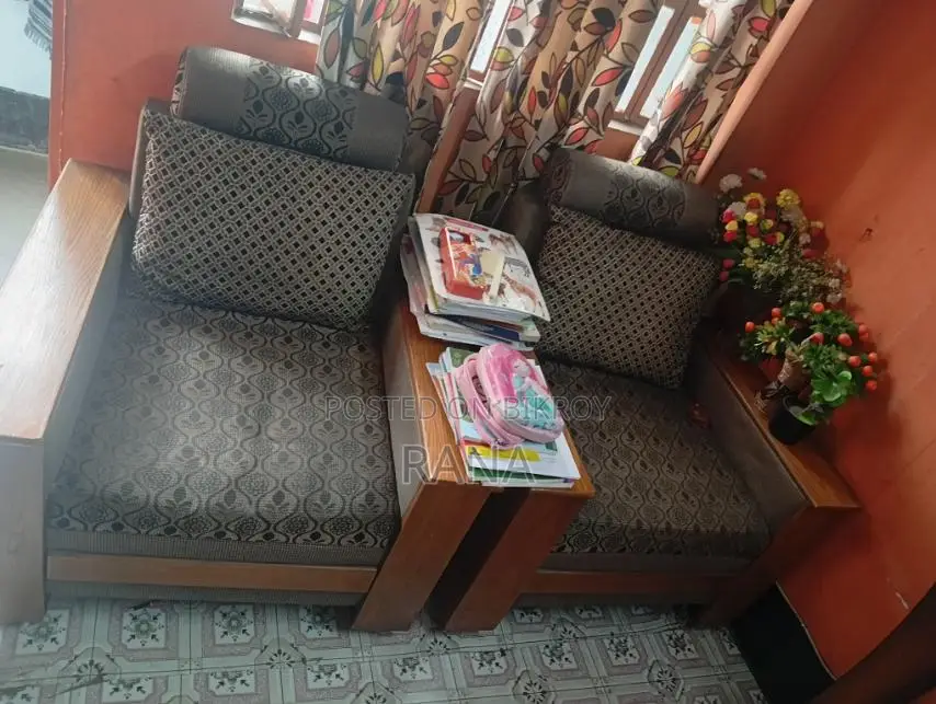 চার সিটের উডেন সোফা বিক্রয় করা হবে