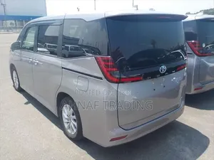 টয়োটা নোয়াহ ২০২৩ সিলভার