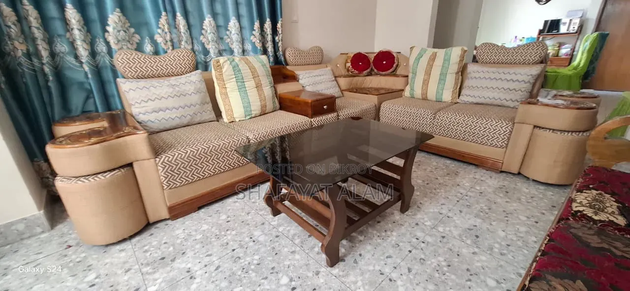প্রিমিয়াম সোফা সেট ৪টি টুল এবং গ্লাস টেবিলসহ