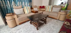 প্রিমিয়াম সোফা সেট ৪টি টুল এবং গ্লাস টেবিলসহ