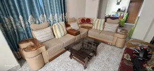 প্রিমিয়াম সোফা সেট ৪টি টুল এবং গ্লাস টেবিলসহ
