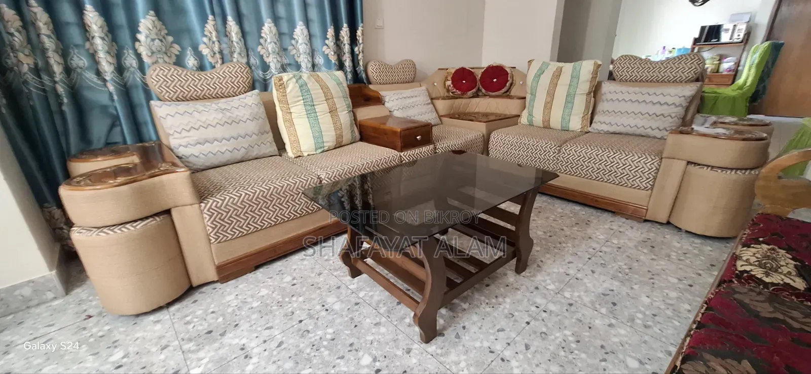 প্রিমিয়াম সোফা সেট ৪টি টুল এবং গ্লাস টেবিলসহ
