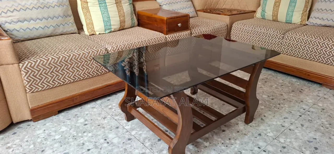 প্রিমিয়াম সোফা সেট ৪টি টুল এবং গ্লাস টেবিলসহ