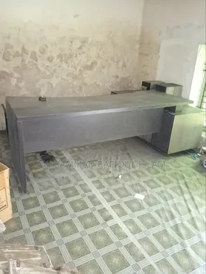 অফিস ডেস্ক এবং বুক শেলফ