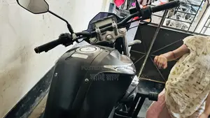 ইয়ামাহা এফজেডএস ভি২ ২০২৩ কালো