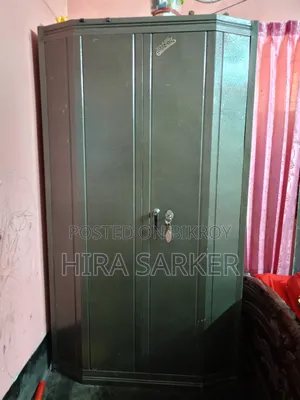 ১ বছরের ব্যবহৃত ১৮ গেজ এবং ১২০ কেজি ওজনের স্টিলের আলমারি।