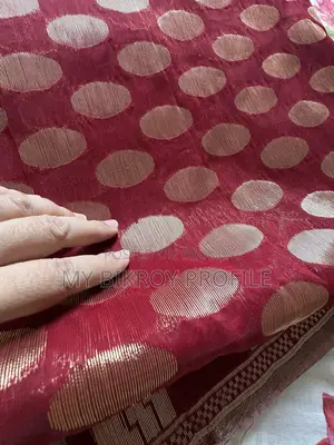 শাড়ি বিক্রির জন্য।