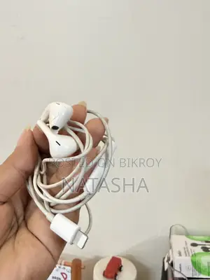 আসল অ্যাপল ইয়ারপডস লাইটনিং কানেক্টর সহ