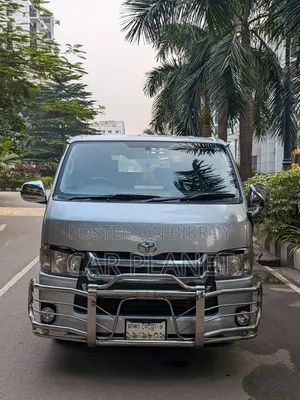 টয়োটা হাইয়েস ২০১৫ সিলভার