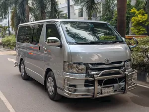 টয়োটা হাইয়েস ২০১৫ সিলভার