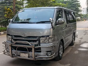টয়োটা হাইয়েস ২০১৫ সিলভার