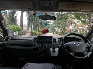 টয়োটা হাইয়েস ২০১৫ সিলভার
