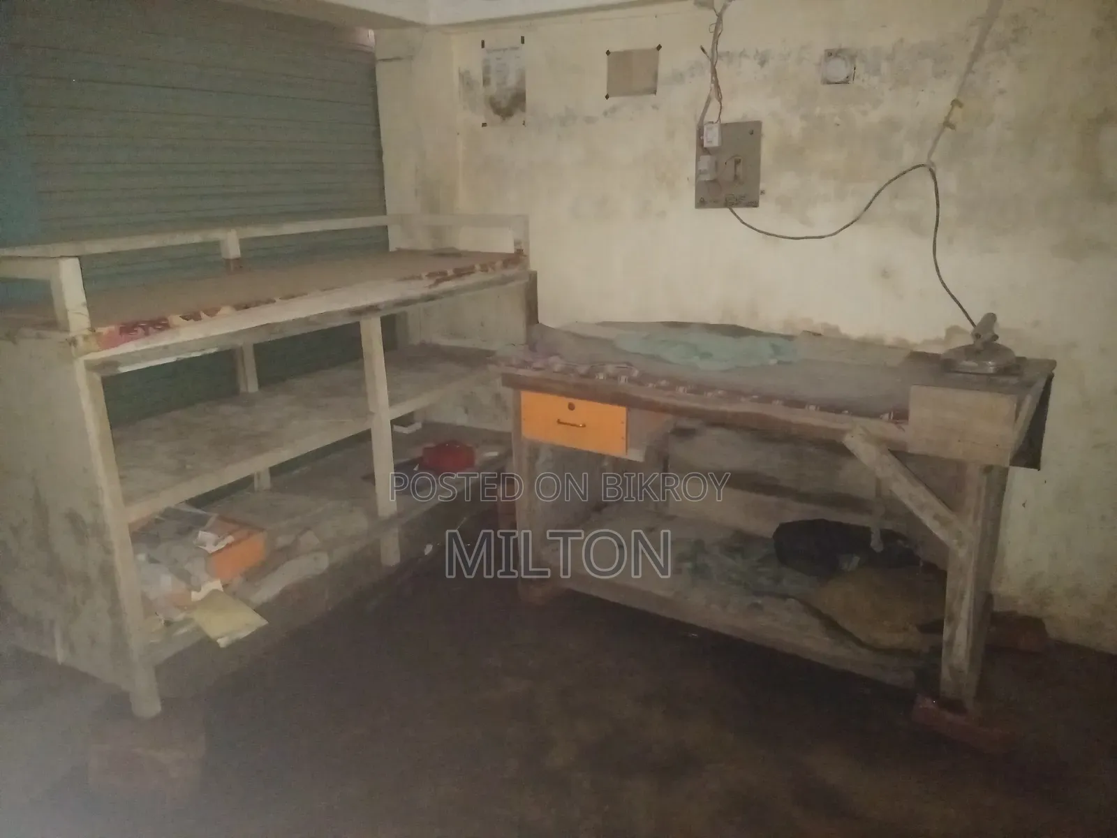 দোকানের আসবাবপত্র