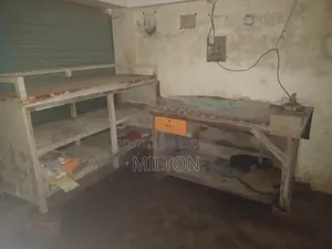 দোকানের আসবাবপত্র