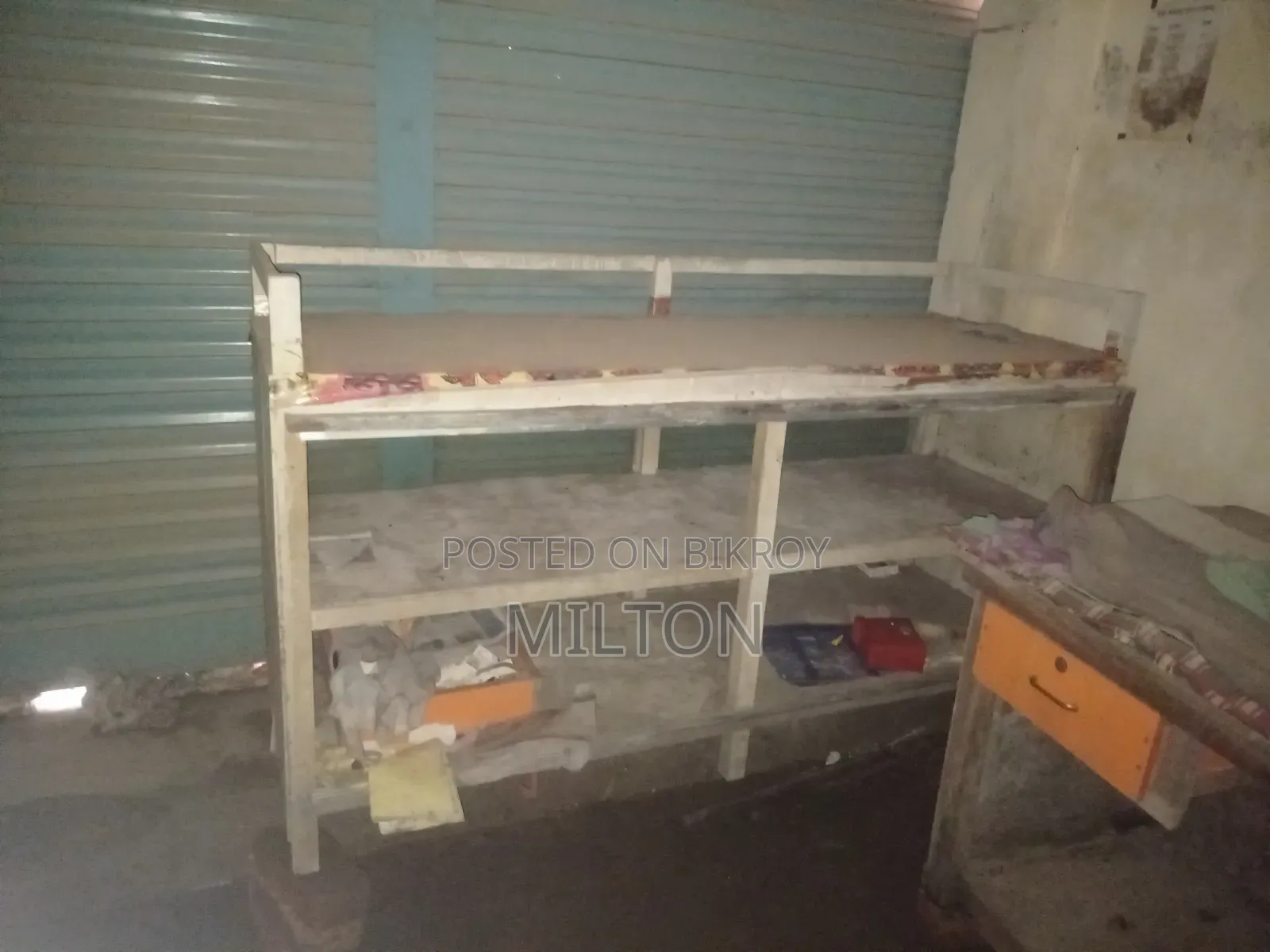 দোকানের আসবাবপত্র