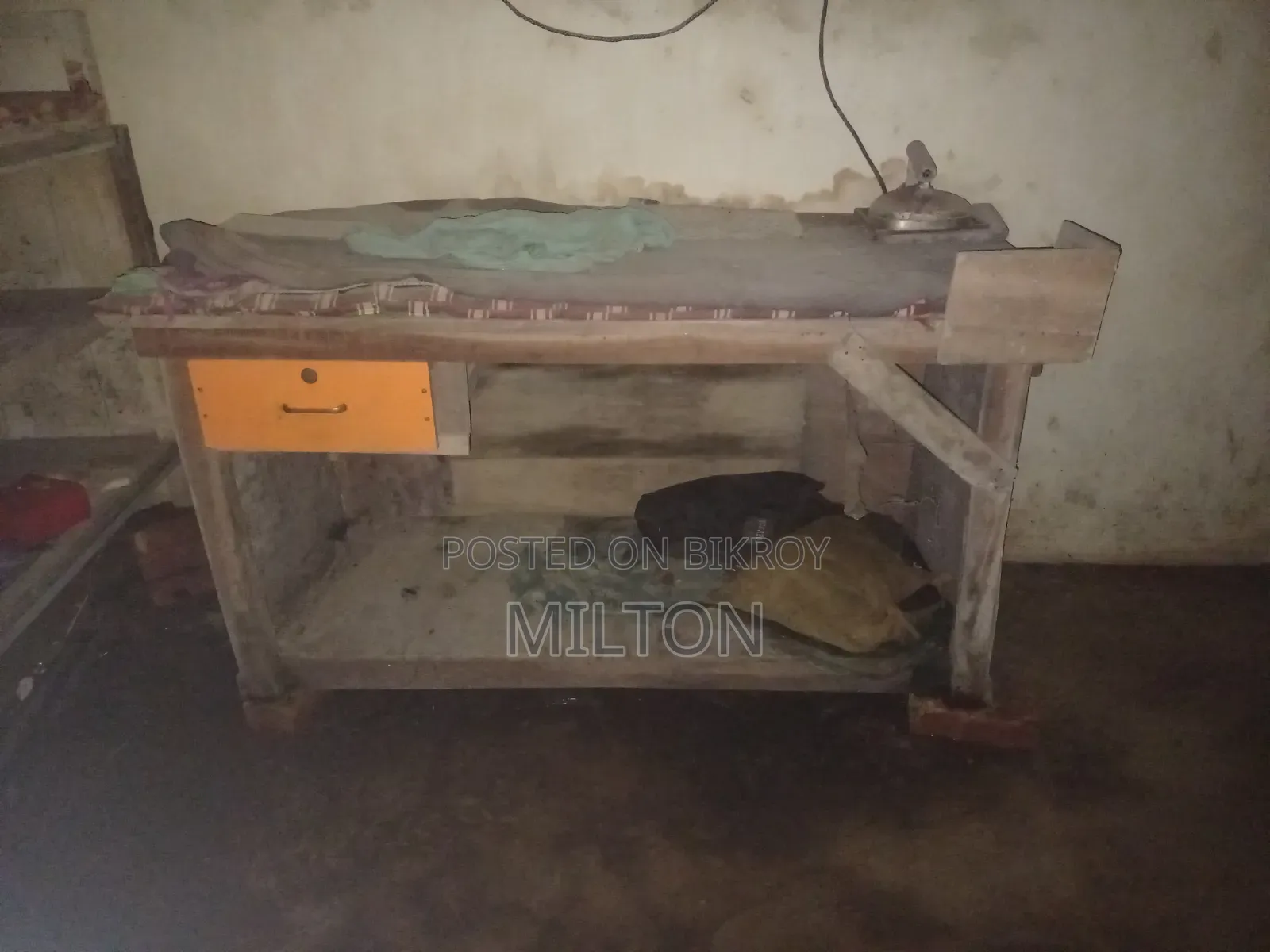 দোকানের আসবাবপত্র
