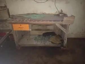 দোকানের আসবাবপত্র