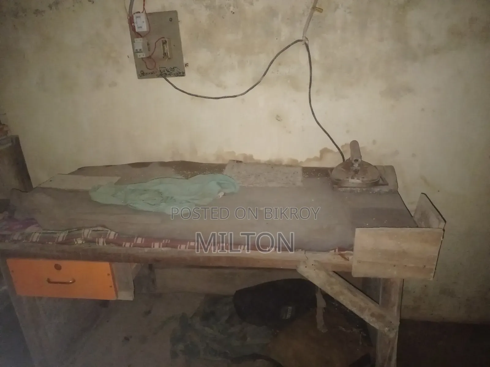 দোকানের আসবাবপত্র